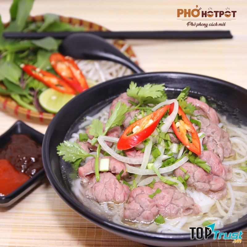 Đặc biệt là có thể chọn 2 loại nước lẩu phở chia làm hai ngăn để thưởng thức cùng lúc
