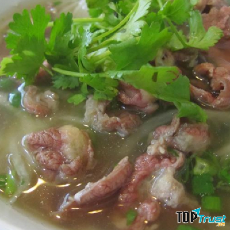 Phở KCC không còn xa lạ đối với những ai thực sự yêu thích món phở thơm ngon, bổ dưỡng này tại phố Chiến Thắng.
