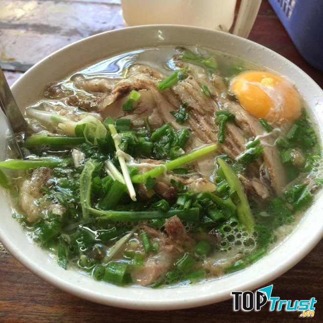 Thực khách có thể yêu cầu topping đi kèm như bò tái, gân, gầu, nạm, bò viên, bắp bò...