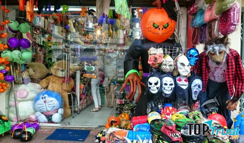 Phố Lương Văn Can mỗi dịp Halloween