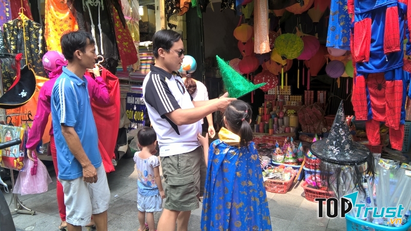 Phố Lương Văn Can cũng là một địa điểm mua sắm thích hợp