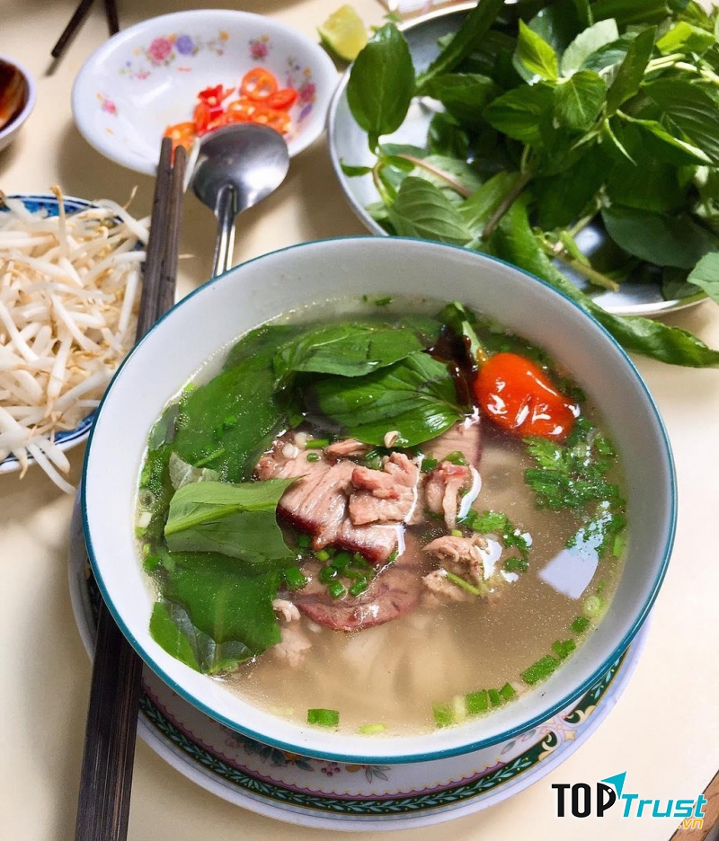 Phở Minh có chỗ để xe khá rộng rãi nên người đến ăn rất đông nhưng rất thuận tiện.