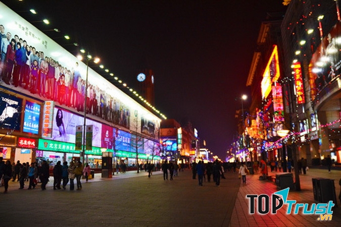 Vương Phủ Tỉnh sầm uất, tấp nập về đêm