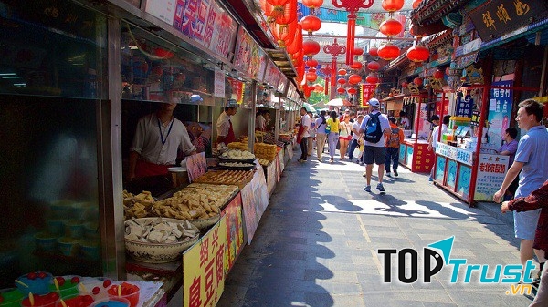 Vương Phủ Tỉnh thu hút nhiều khách du lịch đến tham quan