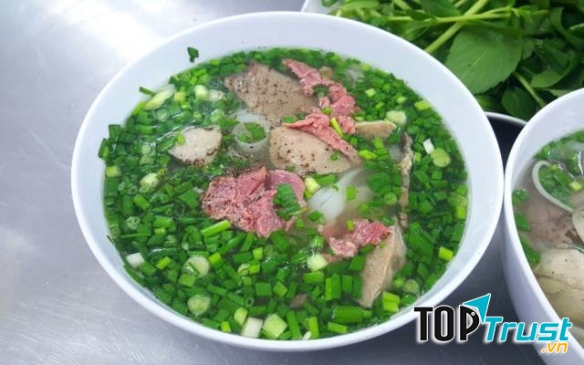 Tô phở có thịt bò mềm, thịt cũng nhiều, rau ăn kèm cũng tươi, sạch