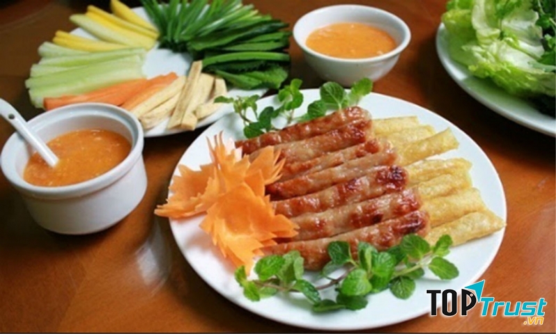 Món nem nướng trên đường Lê Lợi