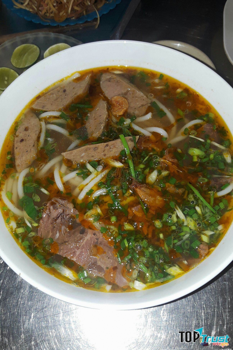 Bên cạnh phở, tại đây còn có bán bún bò rất ngon