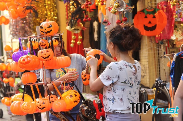 Phố Nghĩa Tân (Cầu Giấy) mùa Halloween
