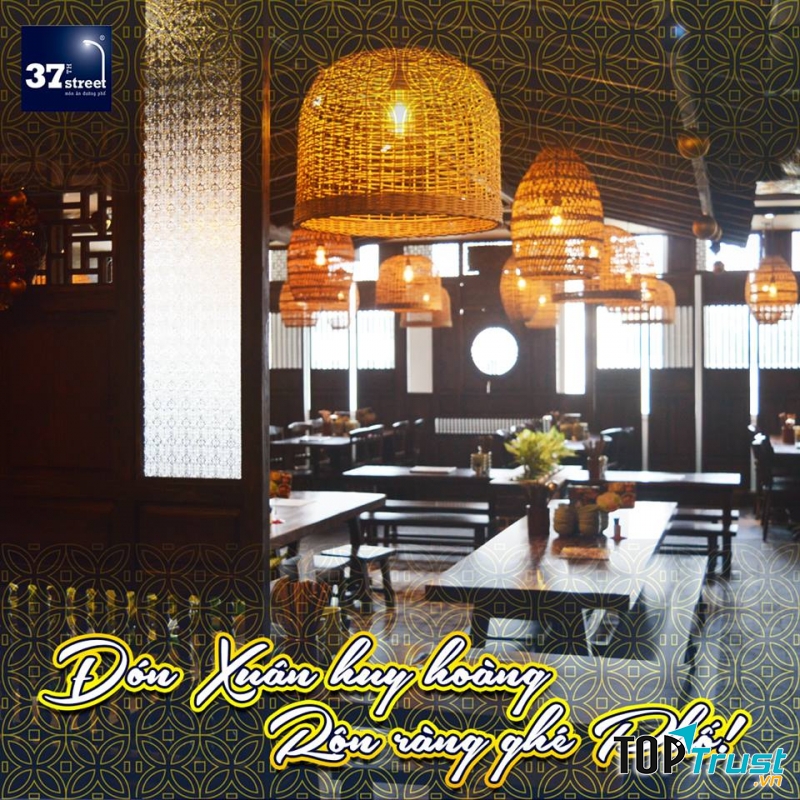 Mì Quảng của phố Ngon 37 có sợi mì vàng tự cán, thực khách sẽ bị thu hút bởi sắc xanh của rau xà lách, vàng của trứng luộc, đỏ au của tôm, nâu đất của những miếng gà