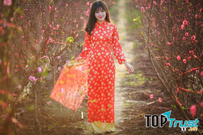 Chụp áo dài tại vườn đào