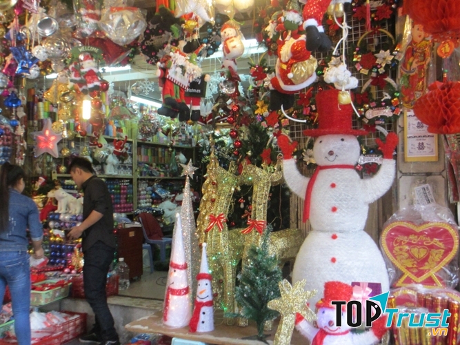 Phố Núi Trúc – địa điểm bán đồ Noel nhộn nhịp khu vực quận Ba Đình