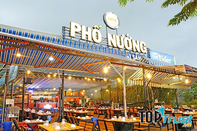 Không gian quán rất rộng rãi, có sức chứa lớn, là địa điểm quen thuộc của những buổi tiệc liên hoan, sinh nhật, gia đình