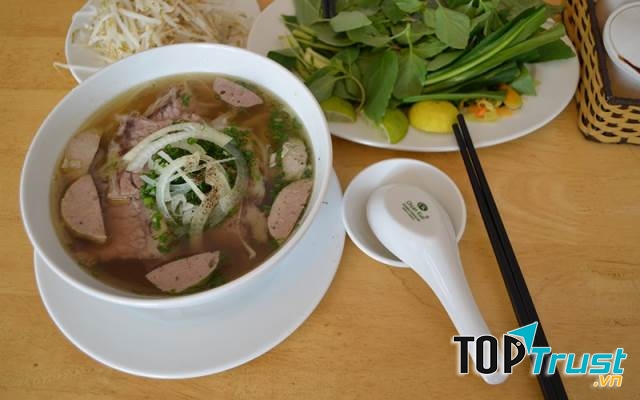 Phần nước lèo thanh không quá béo, thịt bò được cho khá nhiều, thơm và mềm