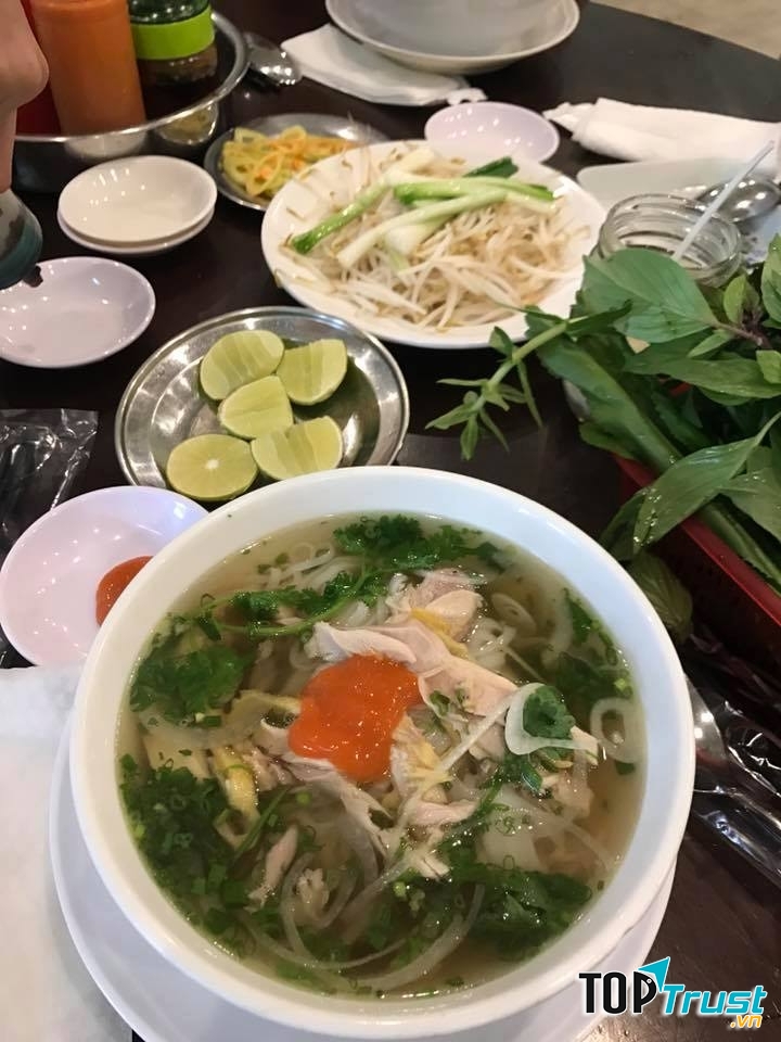 Tô phở khá ổn, nước phở khá ngon và vị đậm đà, thịt bò mềm ngon