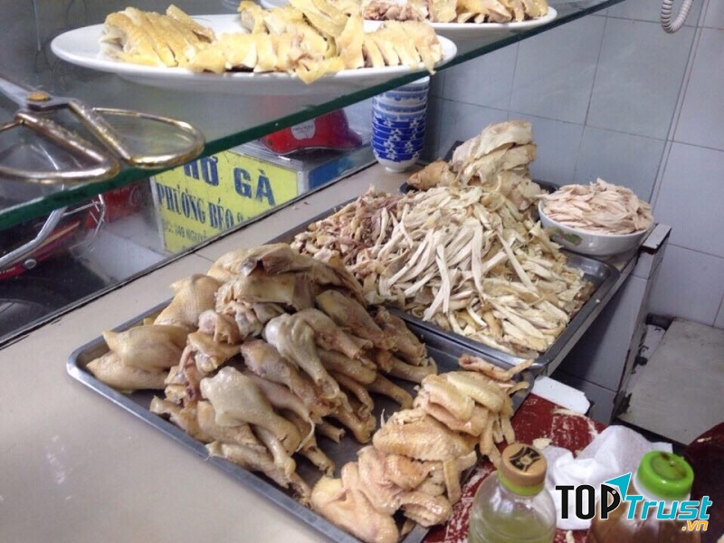 Phở Phú Vương nằm trên đường Lê Văn Sỹ, tiệm to lắm nên đi ngang là thấy, có bãi giữ xe riêng, có người trông xe.