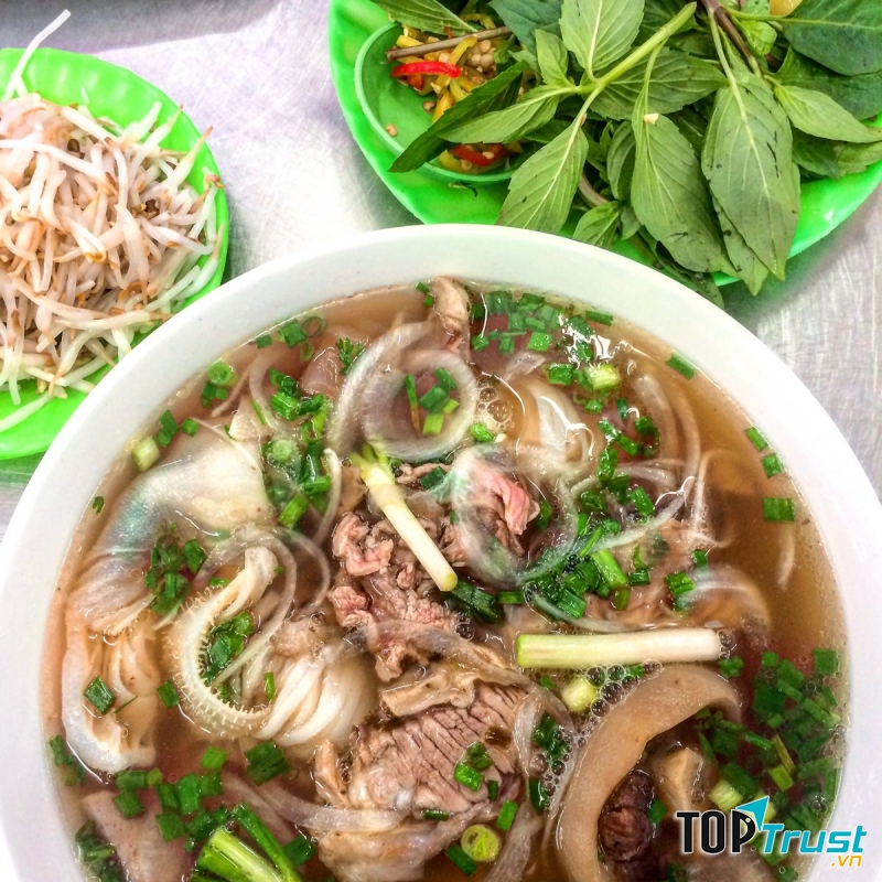 Nước phở đậm đà