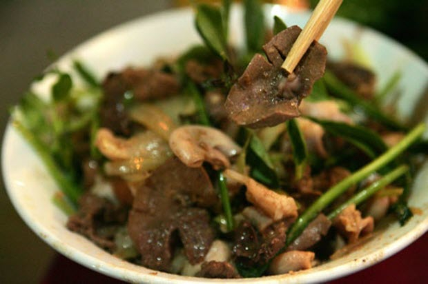 Một bát lòng xào nóng hổi, thơm nức mũi, vị đậm đà khó quên cùng với phở rán siêu giòn.