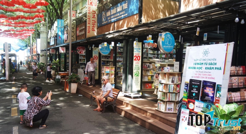 Phố sách Trần Huy Liệu