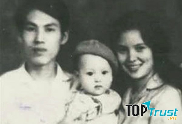 Cố nhà thơ Lưu Quang Vũ cùng con trai Lưu Minh Vũ và người vợ đầu