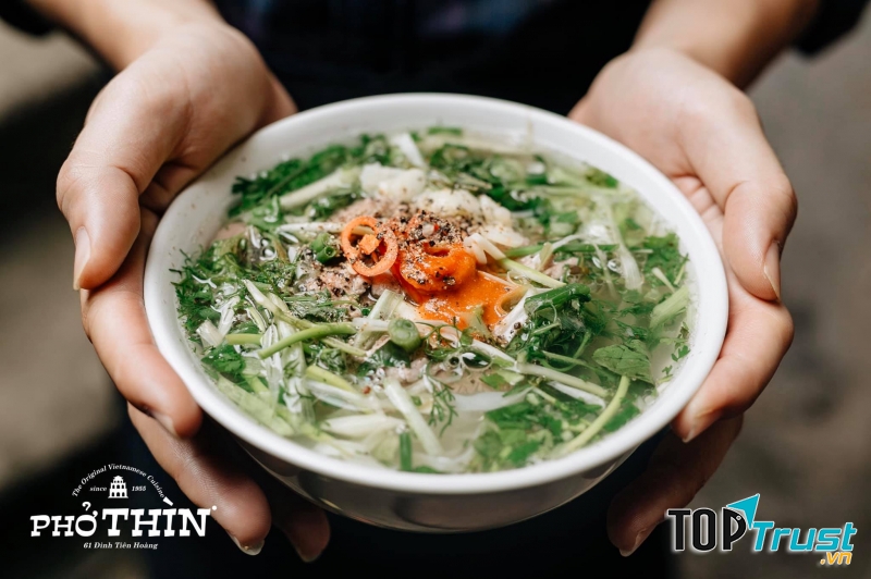 Thịt bò của món phở ở đây không được nhúng tái mà mang xào nhanh trên chảo lớn với đủ gia vị, hành tỏi, gừng tươi rồi mới cho vào bá