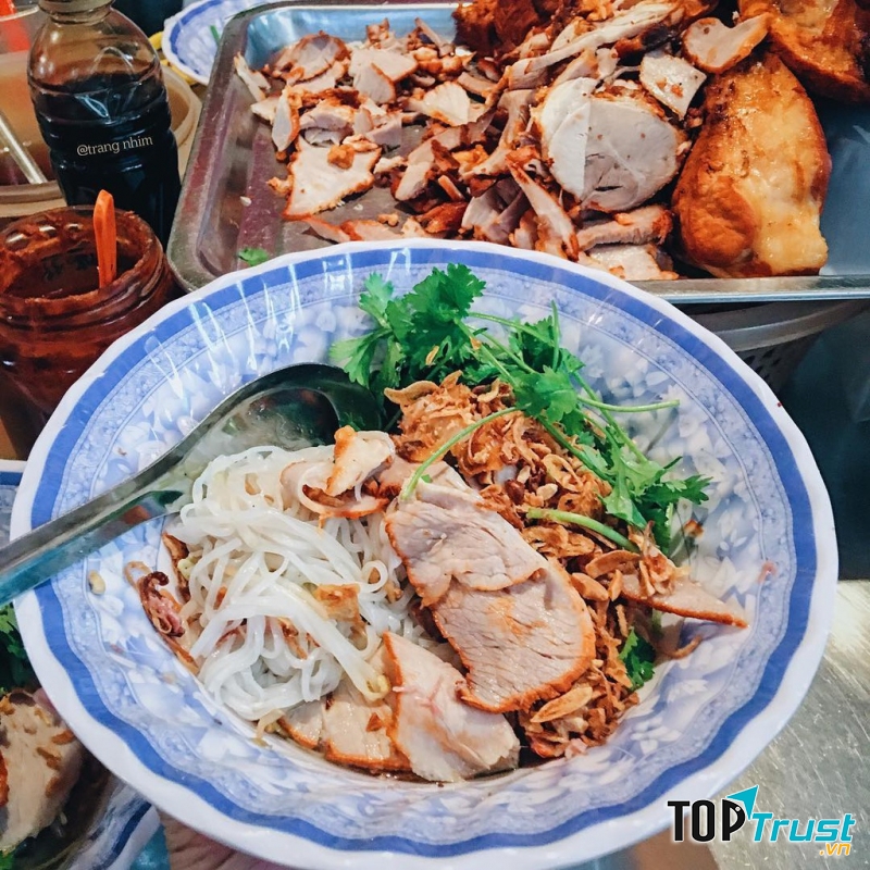 Phở Tíu - Chợ Đồng Xuân bạn có thể ăn phở chan thì bát phở trộn kiểu này đôi khi lại tạo cảm giác hơn mặn và đậm đà quá mức.