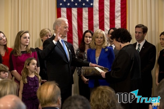 Phó tổng thống Joe Biden đọc lời tuyên thệ vào ngày 20/1/2013