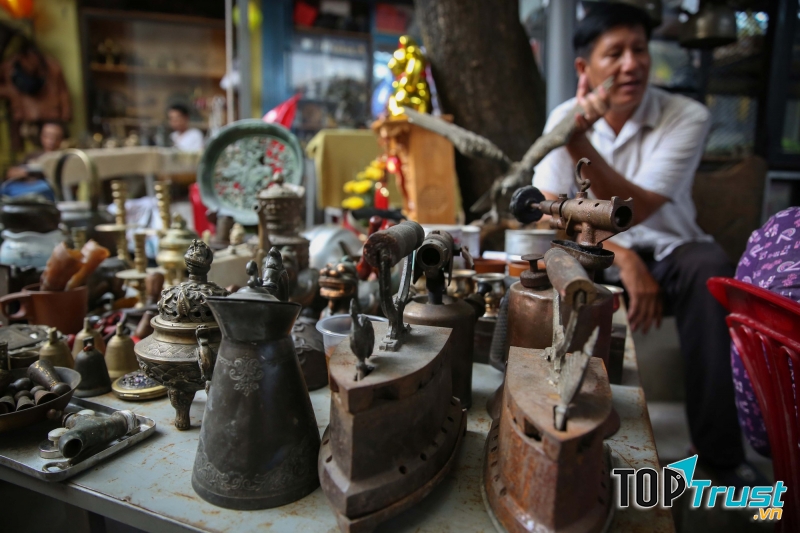 Chợ ve chai Nơ Trang Long thu hút được nhiều đối tượng yêu thích đồ cổ vì các món hàng đa dạng.