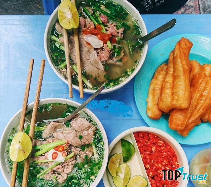 Quán Phở Vui nằm trong khu phố cổ nhưng giá không hề đắt một chút nào