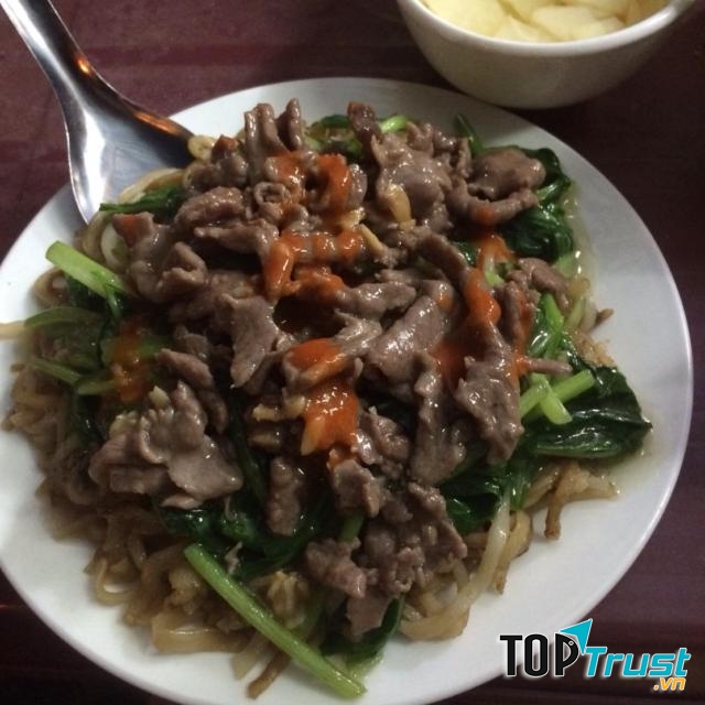 Phở Bát Đàn nổi tiếng bởi sợi phở dai xào với những miếng thịt bò thái nhỏ tẩm ướp gia vị rưới thêm nước sốt đậm đà