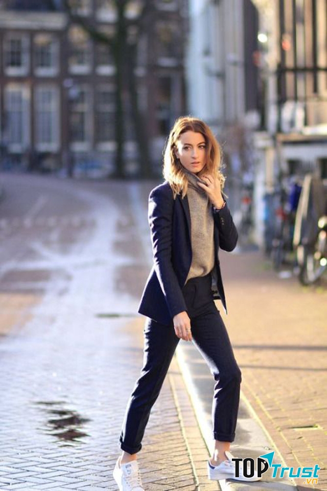 Áo vest gam màu tối kết hợp áo len cổ lọ sang trọng,quý phái.