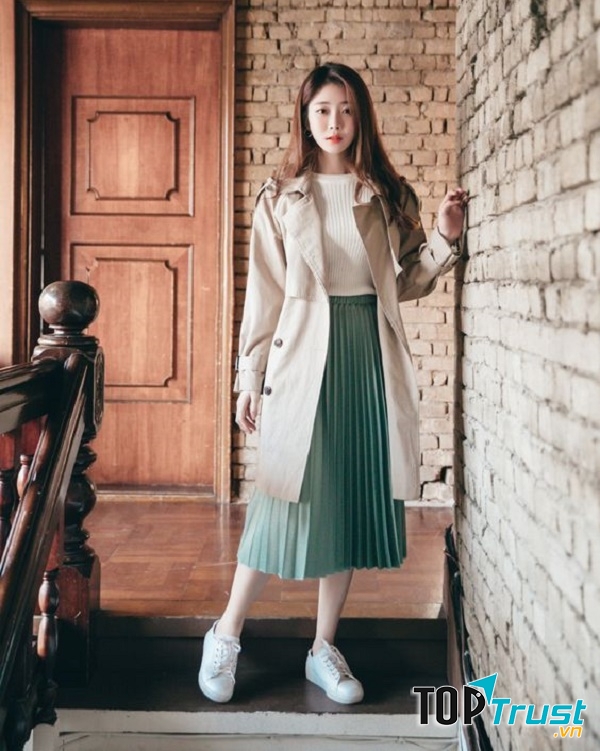 Phối chân váy xòe xếp li với áo khoác dài
