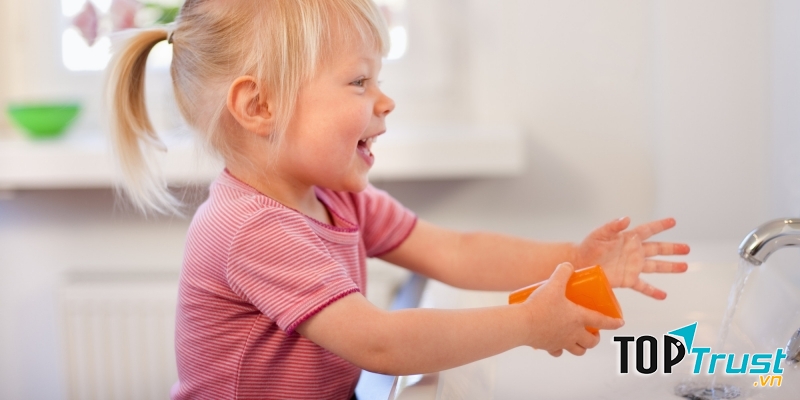Rửa tay thật kĩ cho trẻ sau khi tiếp xúc với những nơi mất vệ sinh