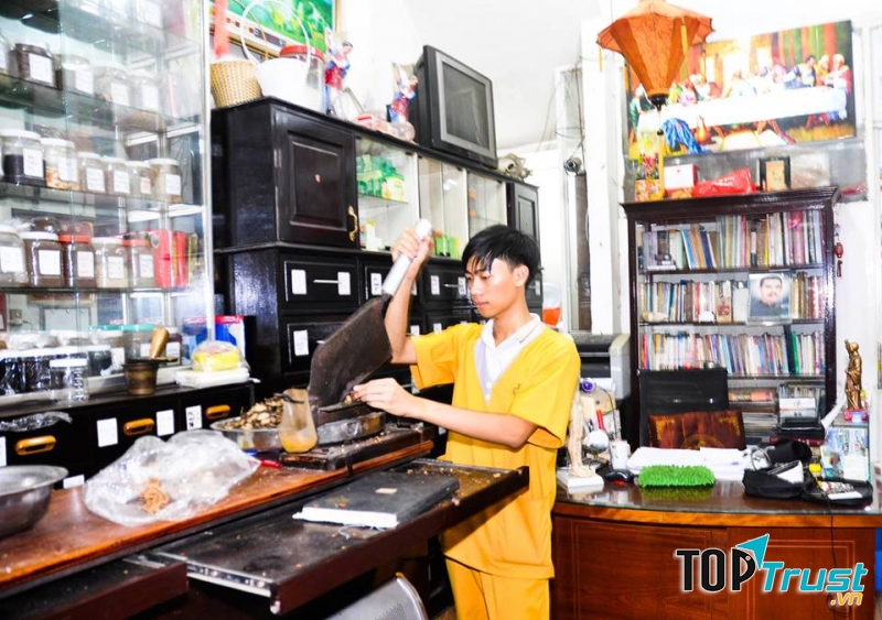 Phòng chẩn trị y học cổ truyền Hồng Ân Đường