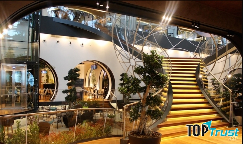 Cầu thang nối liền hai phòng chờ tại sân bay hàng đầu Thổ Nhĩ Kỳ