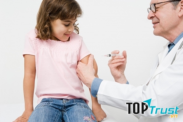 Hãy lưu ý lịch tiêm phòng cúm cho con bạn.
