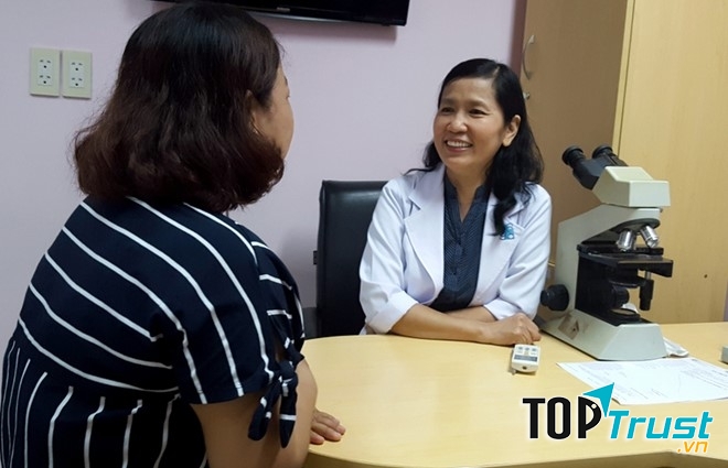 Bác sĩ Dung trò chuyện cùng bệnh nhân