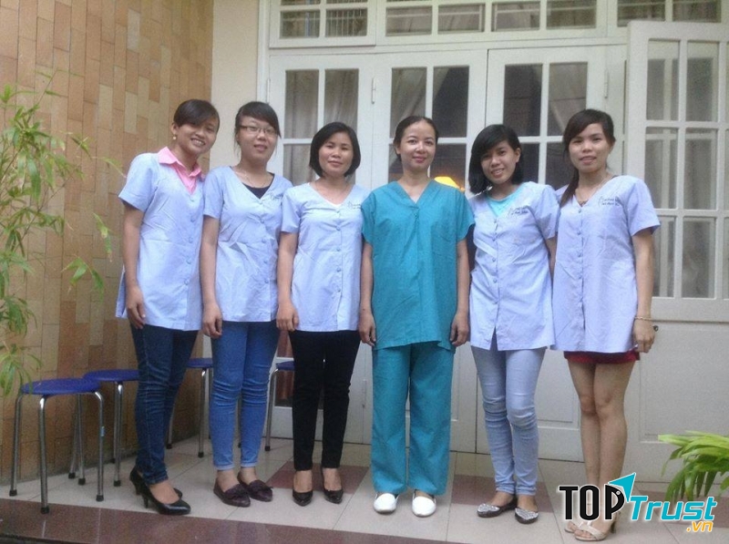 Bác sĩ Thư (áo xanh) cùng đội ngũ nhân viên