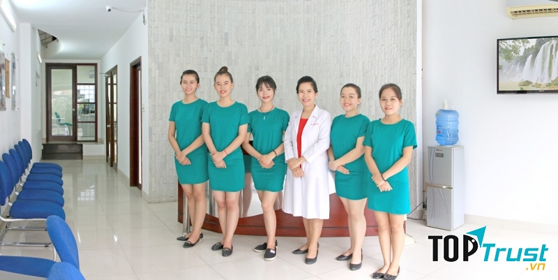 Bác sĩ Song Hà cùng những nhân viên tại phòng khám