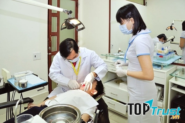 Bác sĩ cùng điều dưỡng phục vụ bệnh nhân