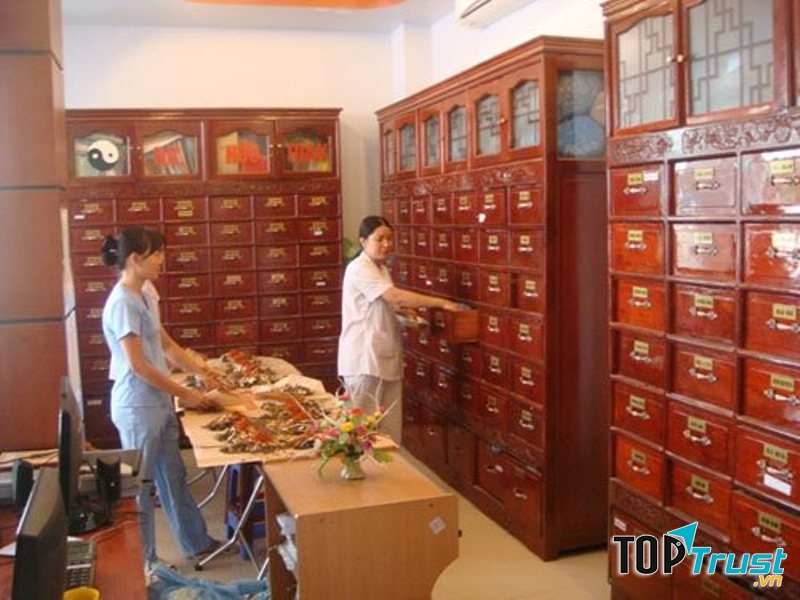 Phòng bốc thuốc và tủ thuốc của ông