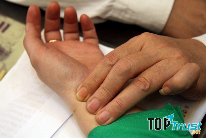 Phòng khám đông y Vạn Đức Đường bằng phương pháp xem mạch hiệu quả