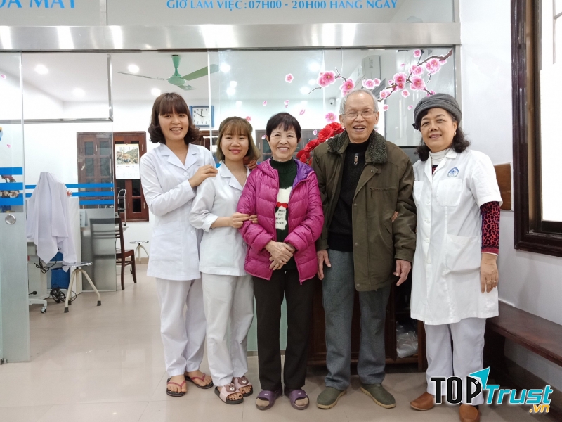 Nhạc sĩ, Đại tá Huy Thục và Vợ thăm khám tại Khám mắt Thu Hà