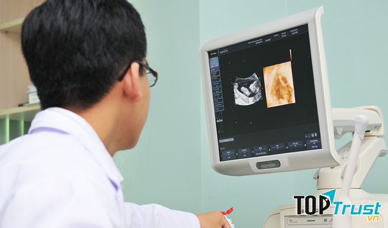 Bác sĩ đang thăm khám cho phụ sản