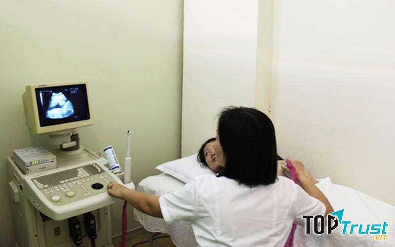 Bác sĩ Tuyến đang siêu âm cho bệnh nhân