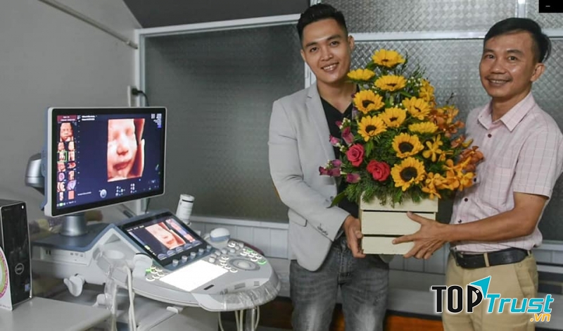 BS Hà Tấn Ngọc ( áo kẻ sọc )