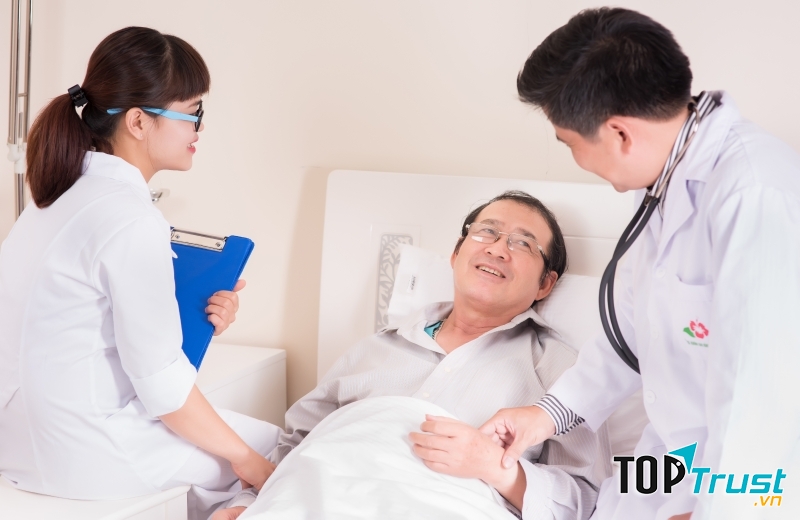 Bác sỹ khám bệnh tại nhà. Ảnh minh họa.