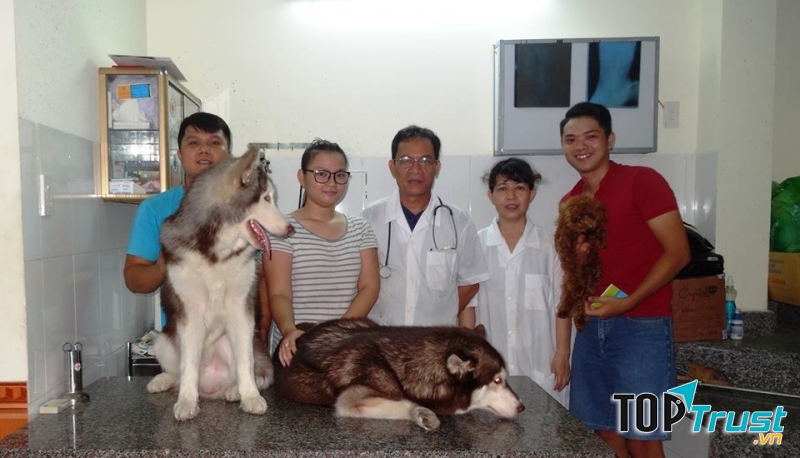 Bác sỹ Đặng Văn Hùng và khách hàng