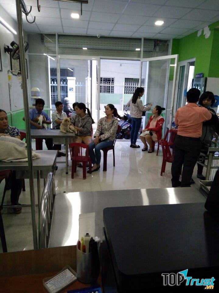 Phòng khám tiếp khách 24/24, rất đông khách hàng tin tưởng Phòng khám thú y Trường Sơn