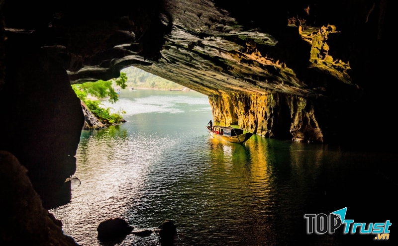 Từ bên trong của hang nhìn ra ngoài