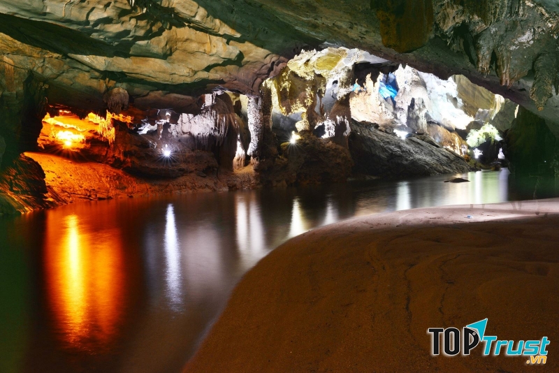 Động Phong Nha có sông ngầm và bãi cát tuyệt đẹp